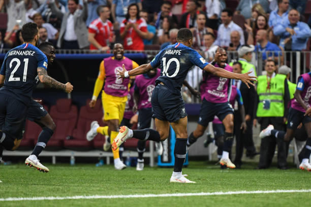 队在面对湖 队在面对湖